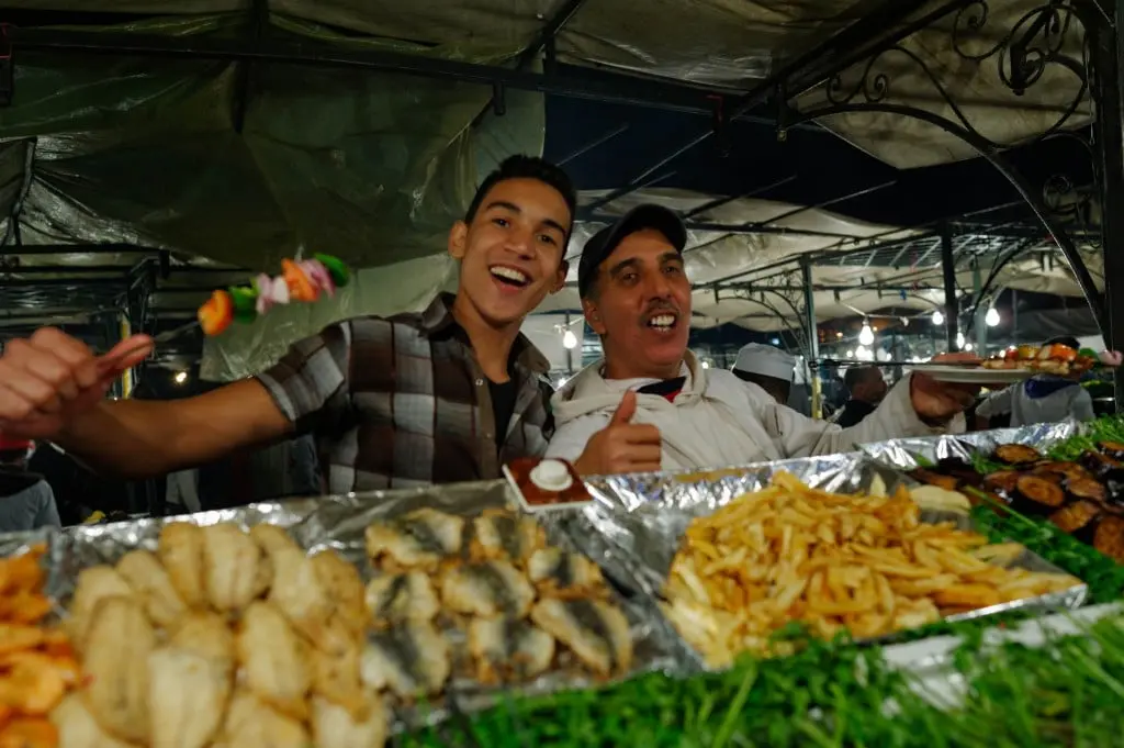 découvrez les prix des repas à jemaa el fna, la célèbre place de marrakech. profitez de notre guide pour savourer les délices culinaires marocains tout en respectant votre budget.