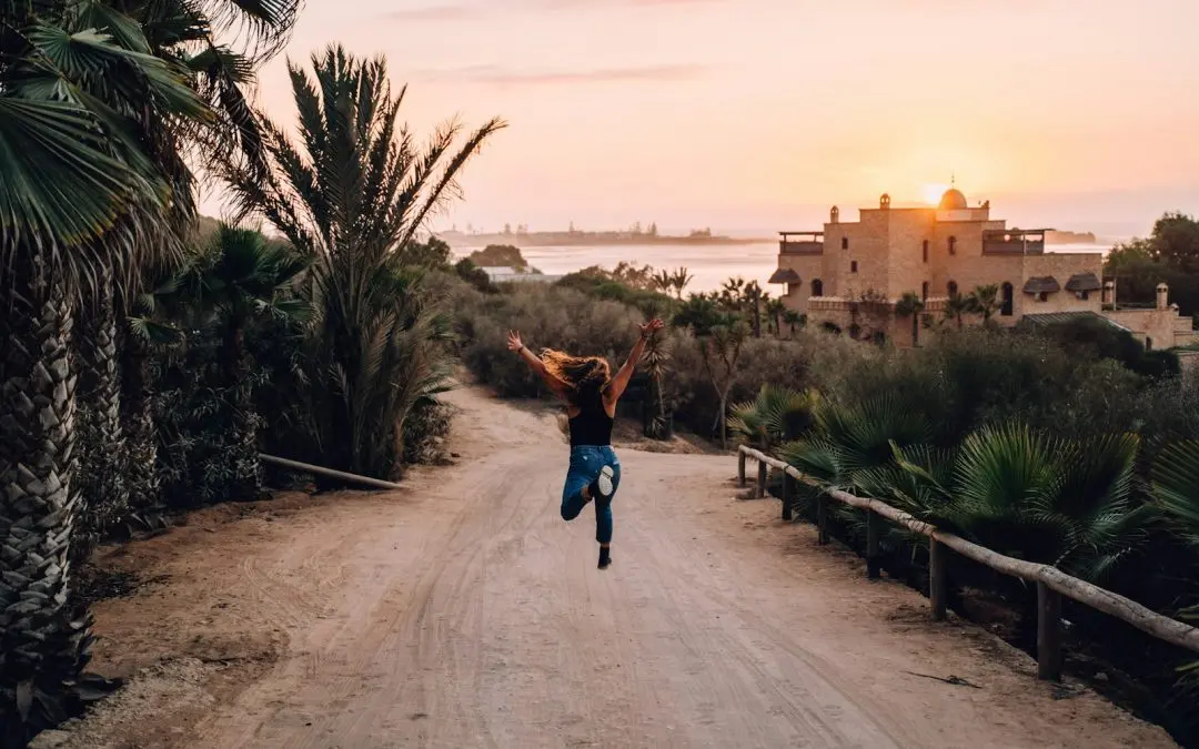 découvrez les meilleures destinations chaudes au maroc pendant l'hiver. profitez de paysages enchanteurs, d'une culture riche et d'une météo clémente pour des vacances inoubliables au soleil. que ce soit pour des aventures dans le désert ou des séjours relaxants sur la côte, le maroc vous attend.