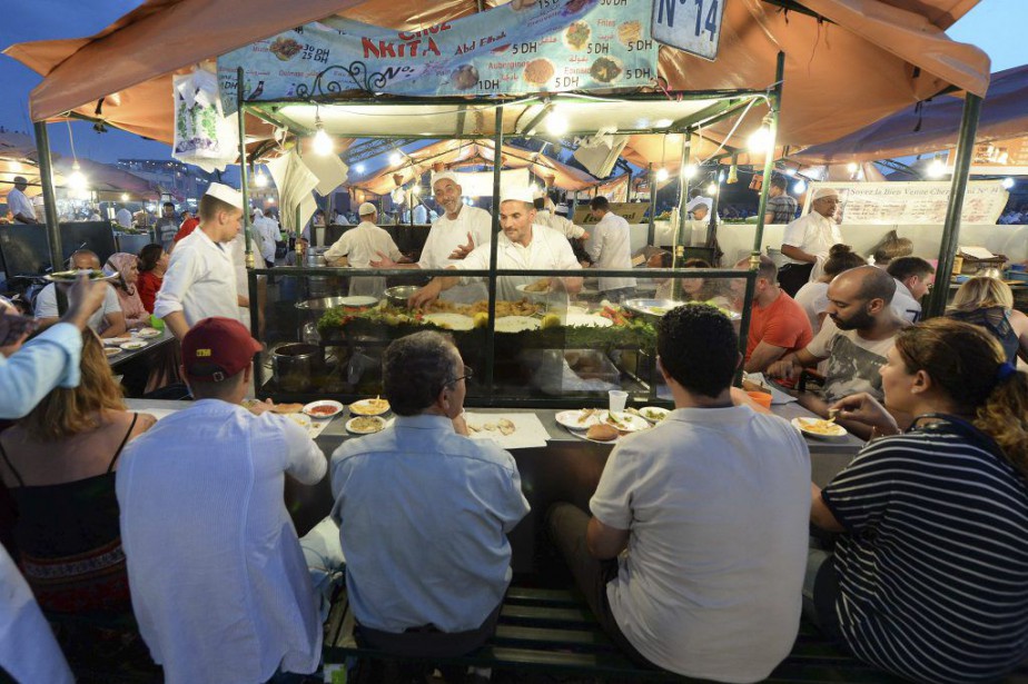 découvrez les prix des repas au célèbre marché de jemaa el fna à marrakech. explorez une variété de plats locaux savoureux à des prix abordables, et laissez-vous séduire par l'atmosphère vibrante de ce lieu emblématique. informez-vous sur les meilleures options pour déguster une cuisine authentique dans ce lieu incontournable.